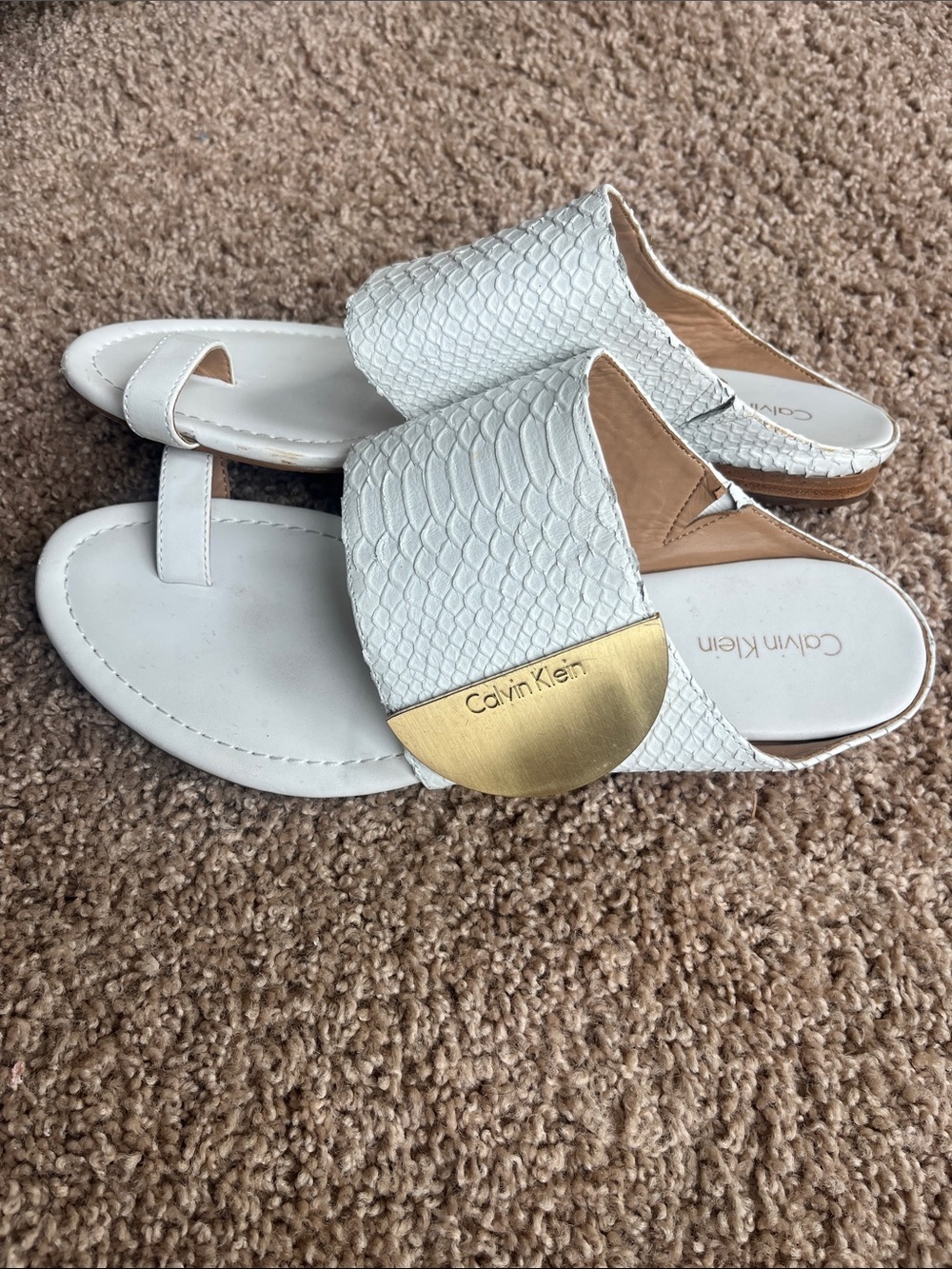 Calvin Klein White Slide Toe-Loop Sandals with Gold Disc Size 9 - Picture 3 of 7